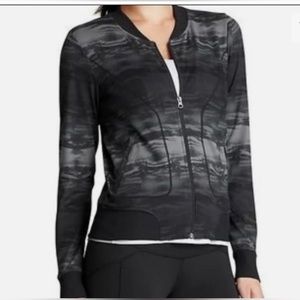 Athleta Women's Bombtastic Grey and Black Patterned Wicking Style Jacket Size M